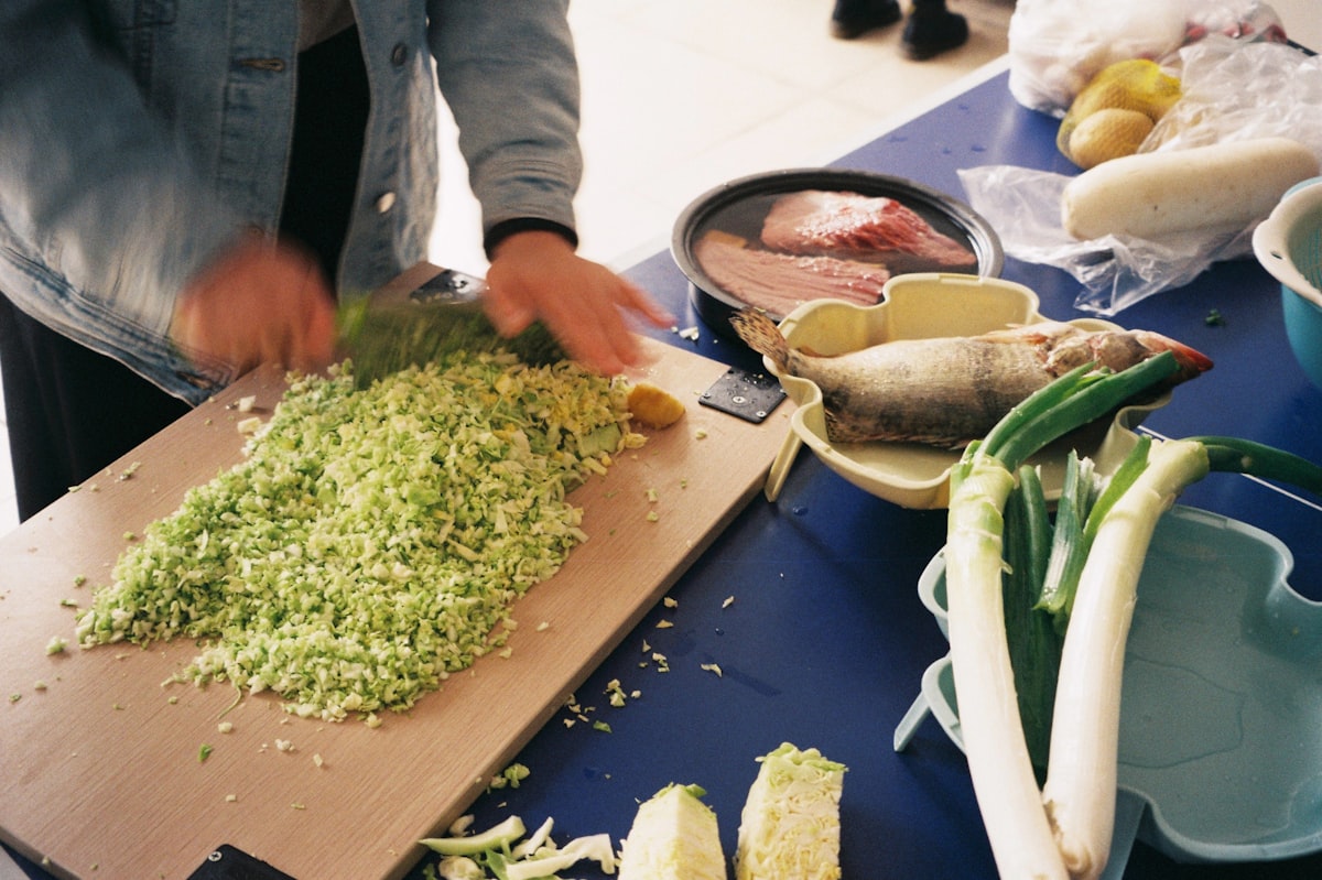 Salad sayuran segar dengan dressing sehat
